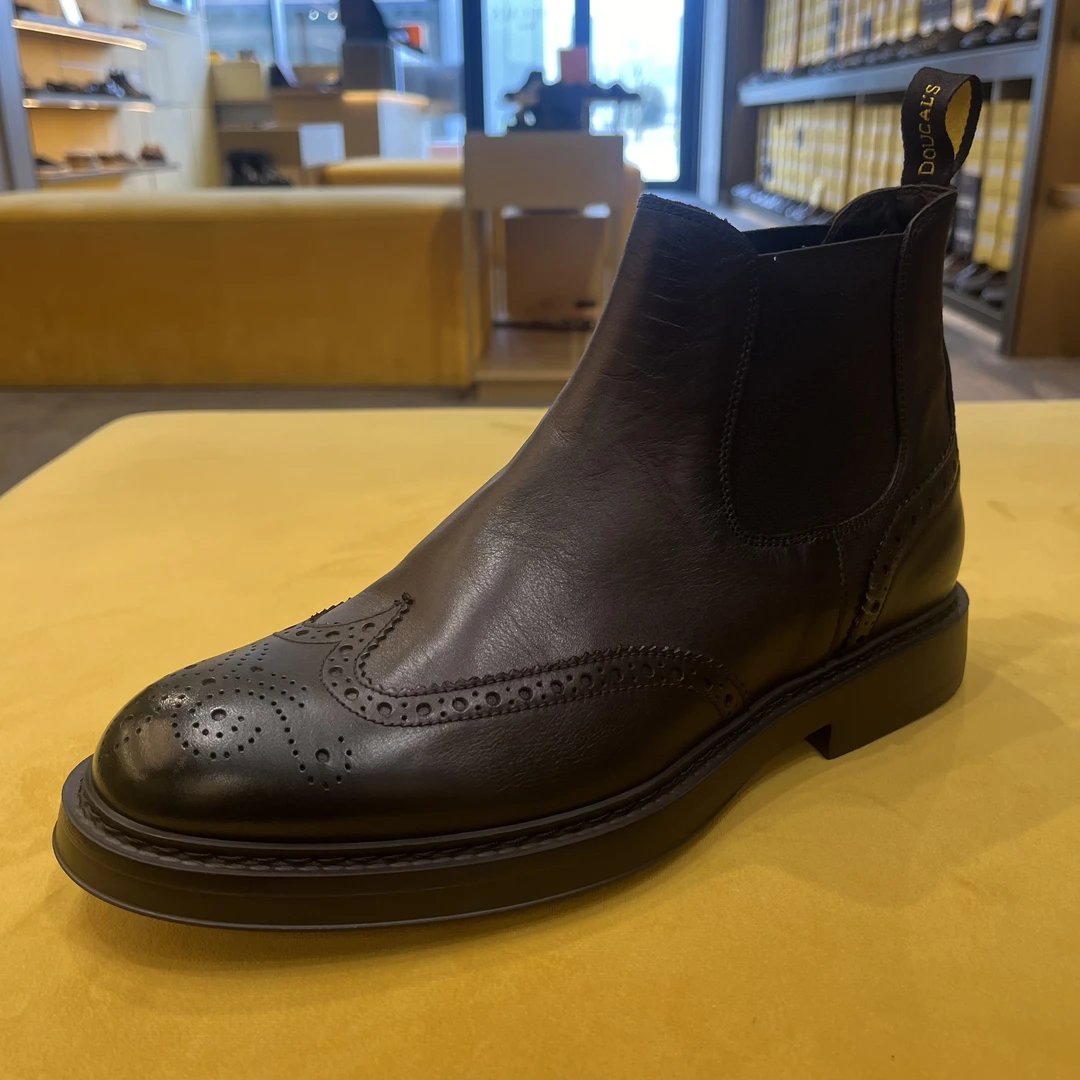 代D o u c a l‘s 5款100%黑色细纹哑光软牛牛 轻盈舒适切尔西靴