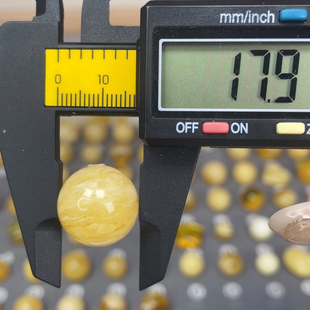 琥珀未镶嵌裸石79