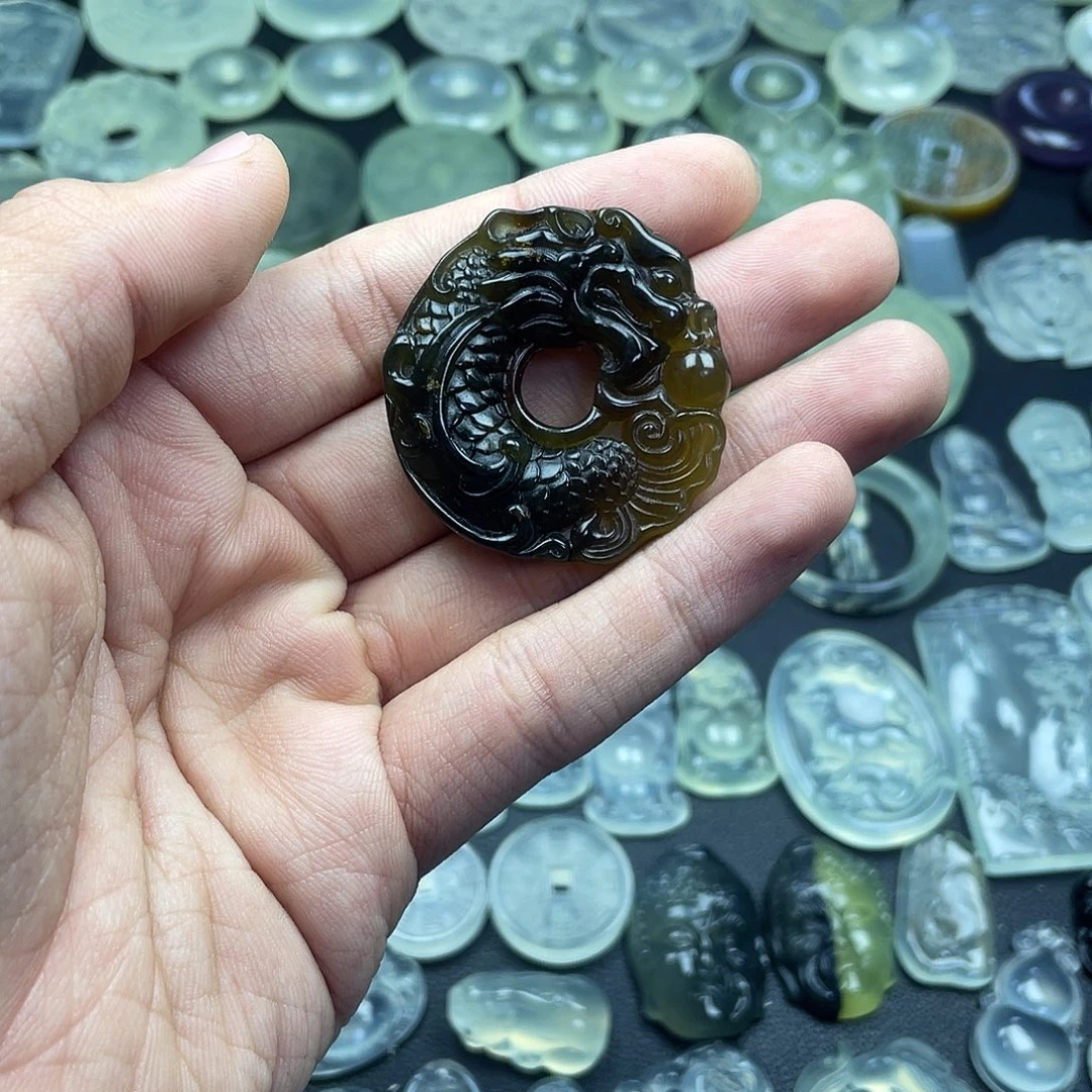 岫玉未镶嵌颈饰龙扣