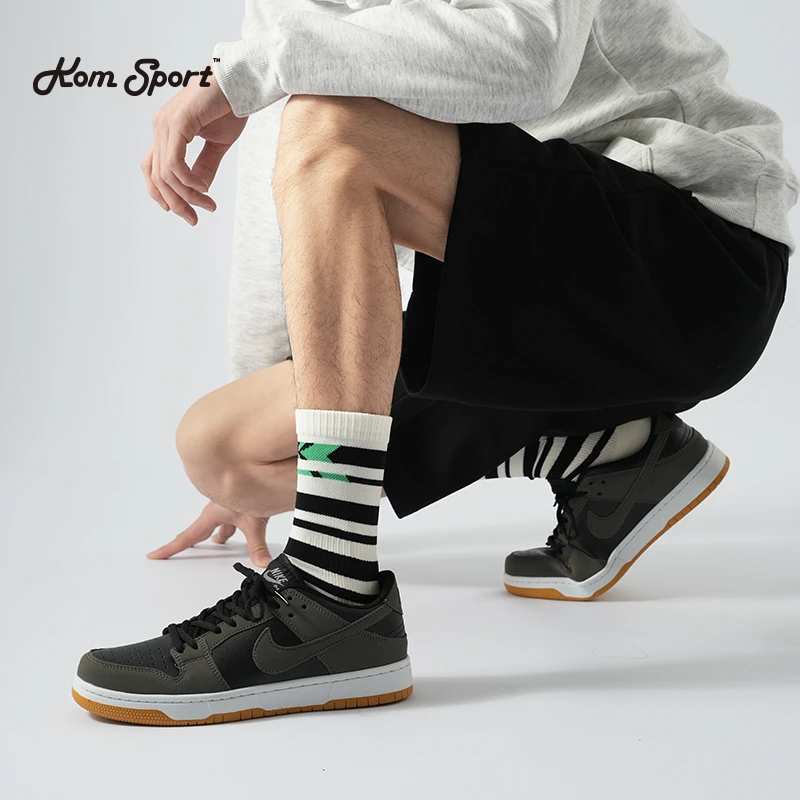 【KOM】简约时尚条纹中筒袜 透气黑白条纹户外骑行袜吸汗运动压力袜