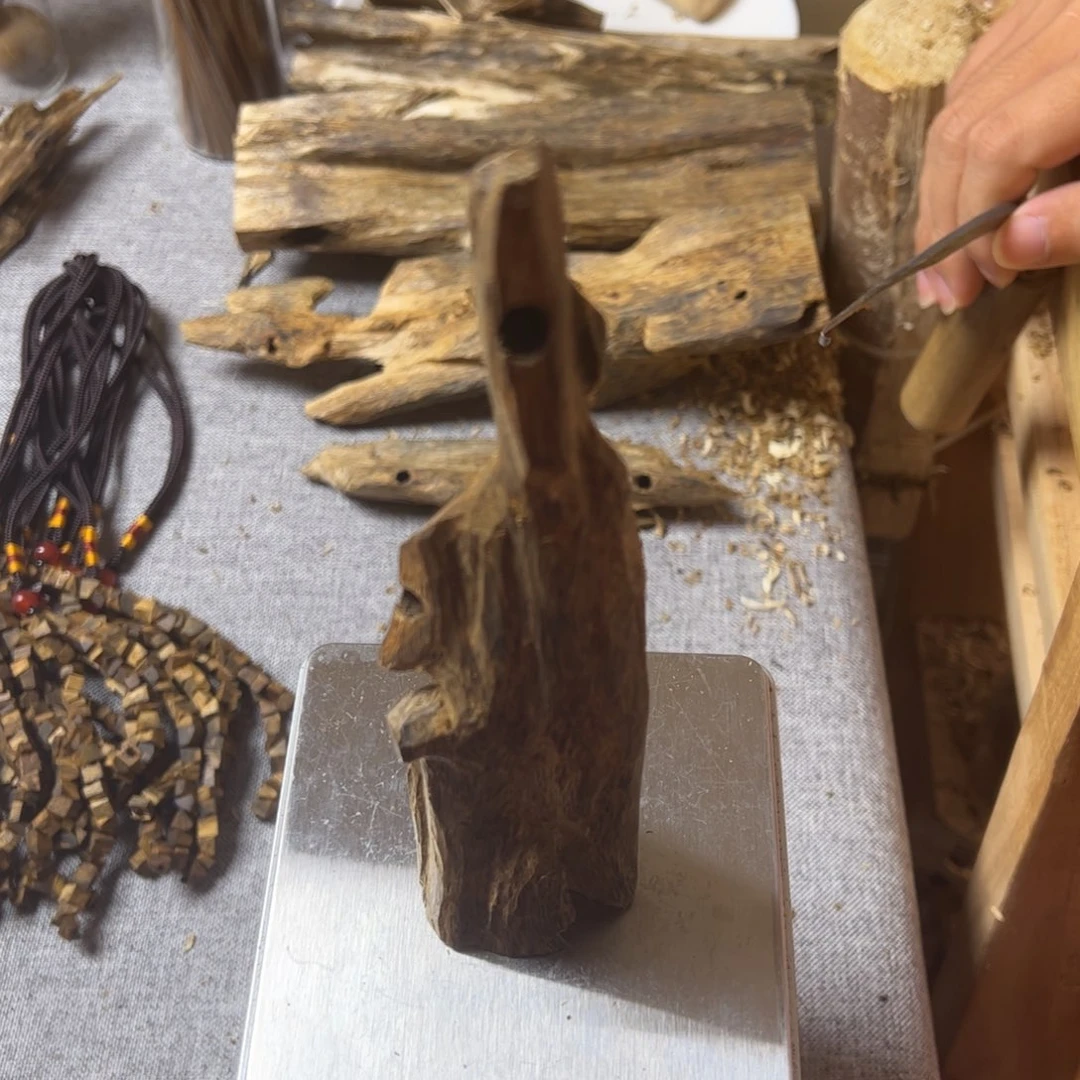 沉香碎屑沉香蓝宝石38克