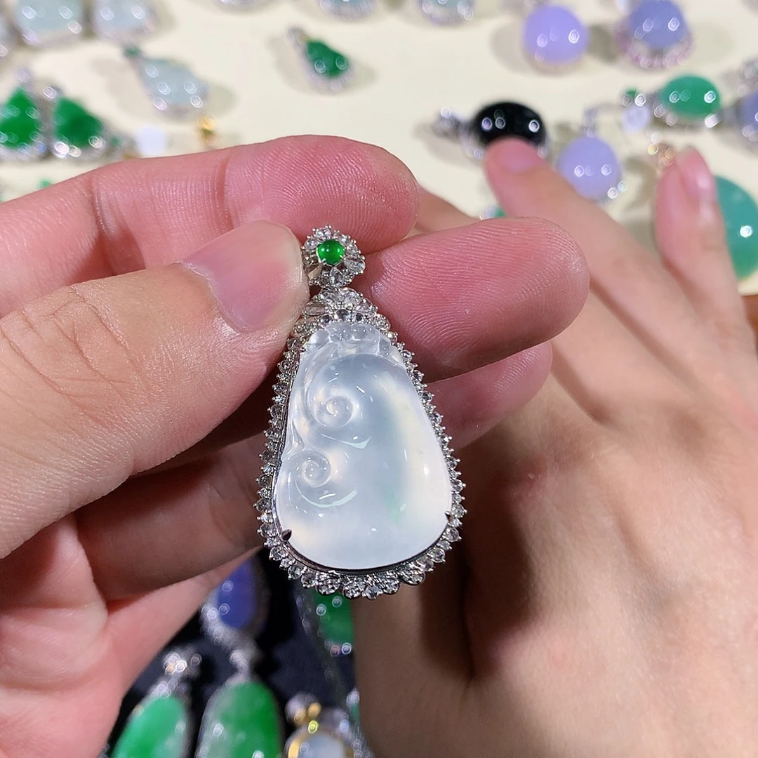 翡翠18K金镶嵌颈饰