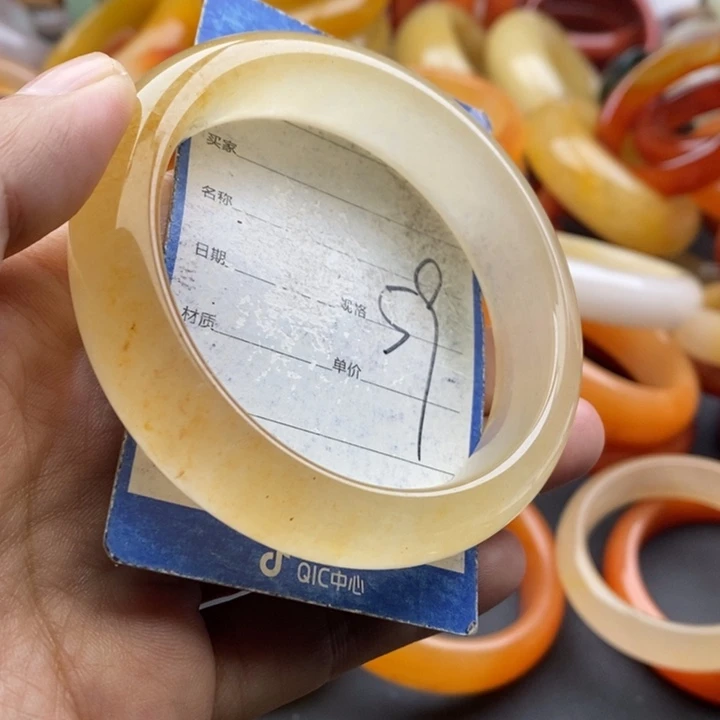 未镶嵌手镯石英质玉