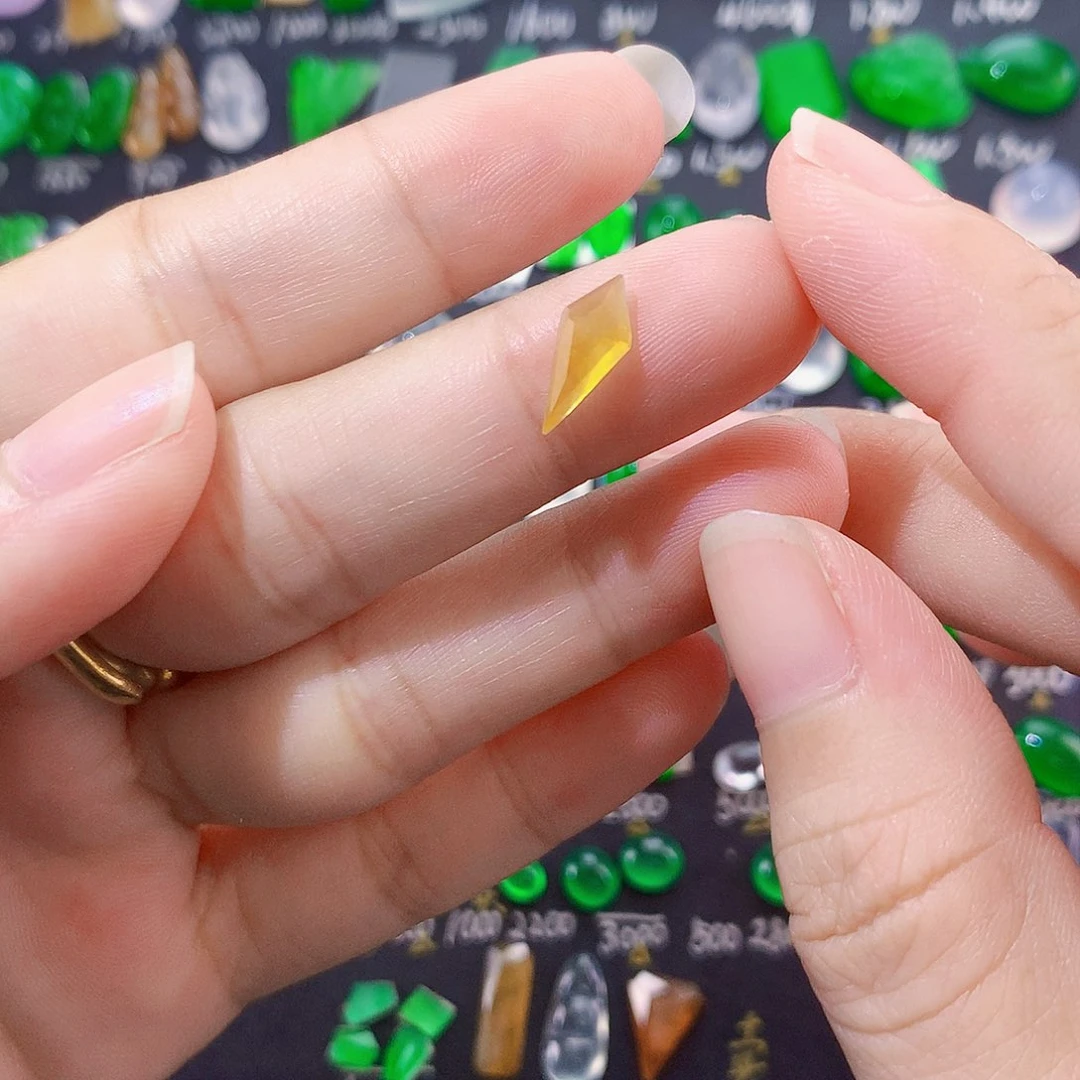 翡翠未镶嵌颈饰黄切割