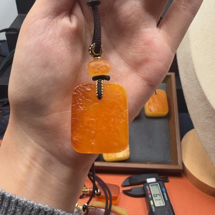 蜜蜡未镶嵌吊坠(赠链)