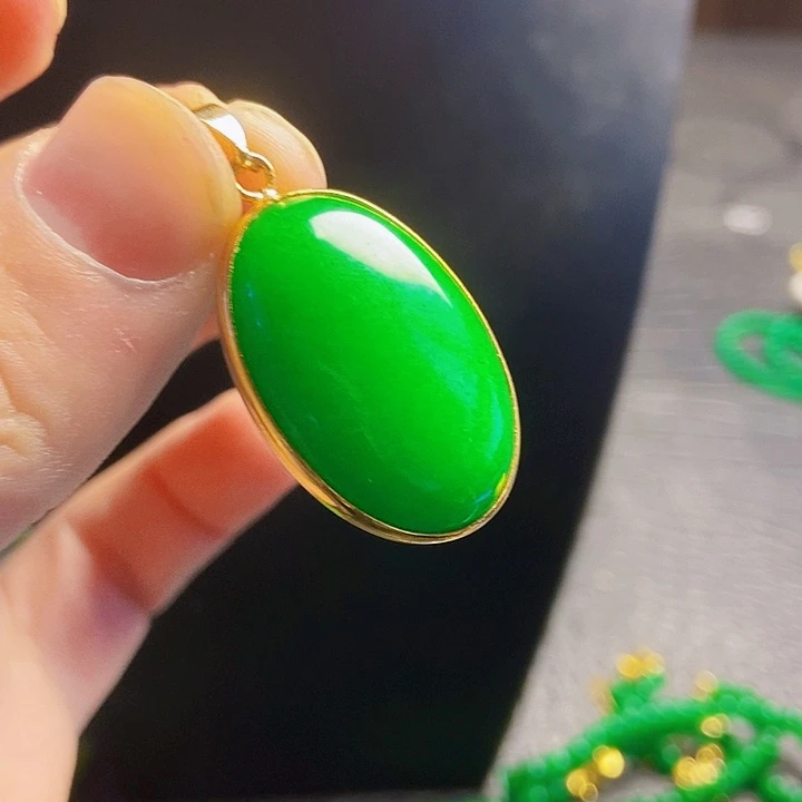 翡翠18K金镶嵌颈饰