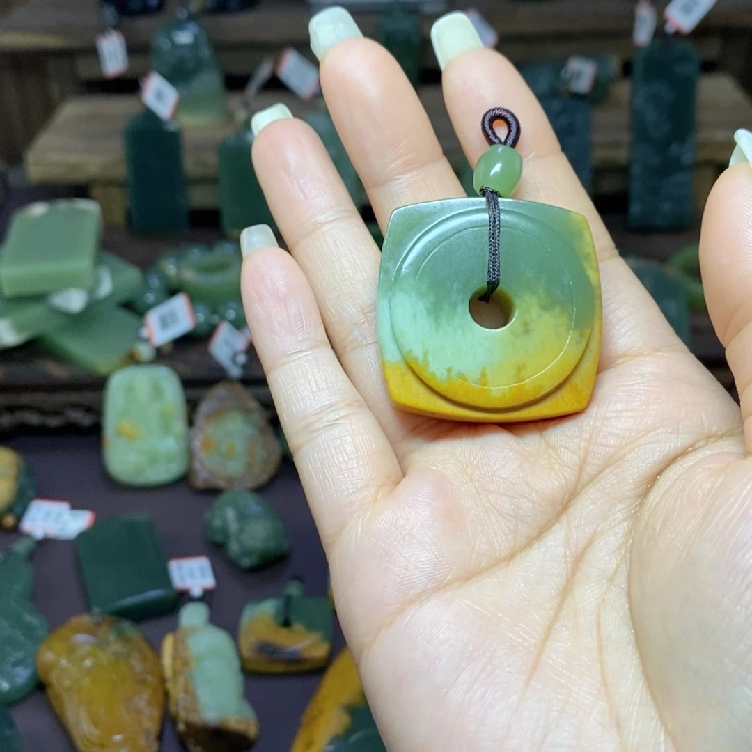 岫岩河磨玉（透闪石质玉）颈饰未镶嵌玉*儿