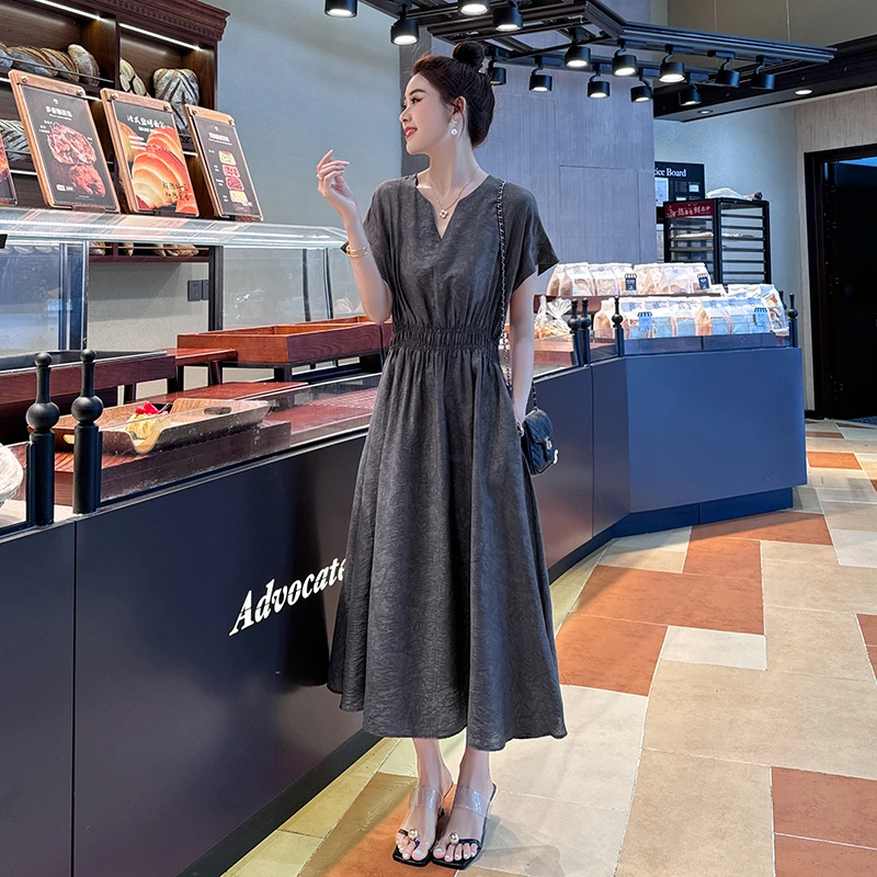 高级感灰色显瘦连衣裙女2025夏季新款法式赫本风气质V领中长裙女