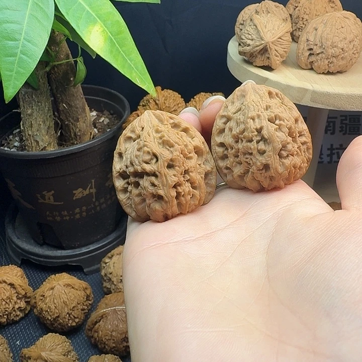 文玩核桃吊坠三角