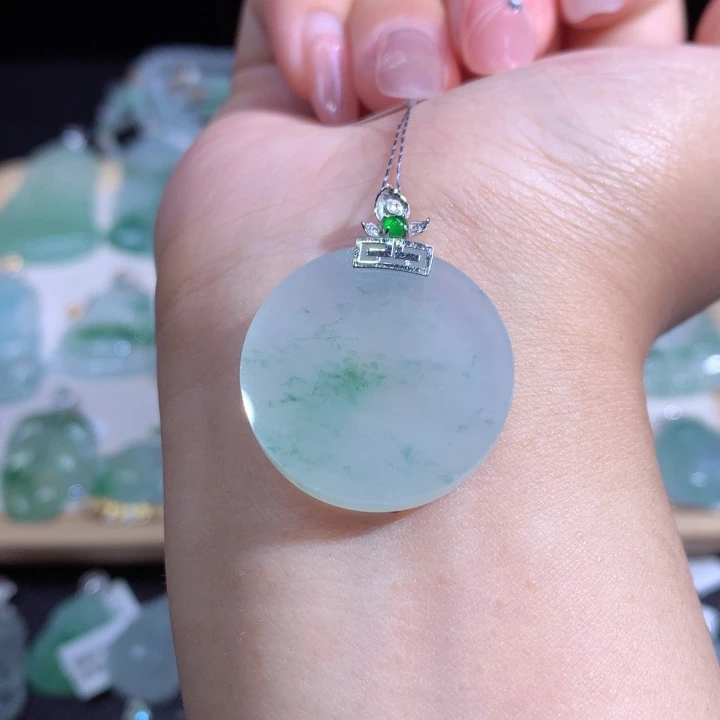 翡翠18K金镶嵌颈饰翡翠