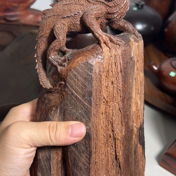 红酸枝木类蜥蜴摆件一个