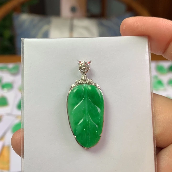 翡翠18K金镶嵌颈饰翡翠吊坠