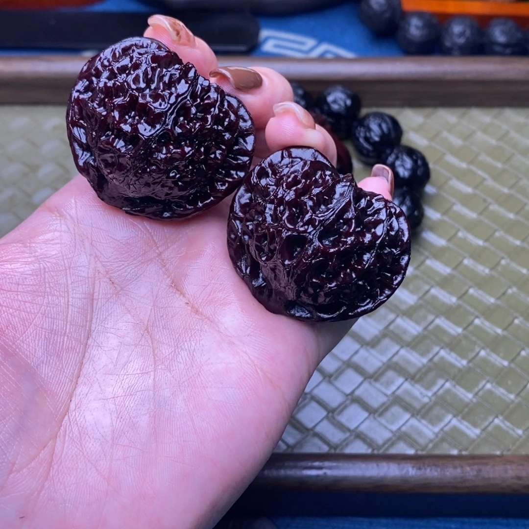 文玩核桃吊坠43暗红灯