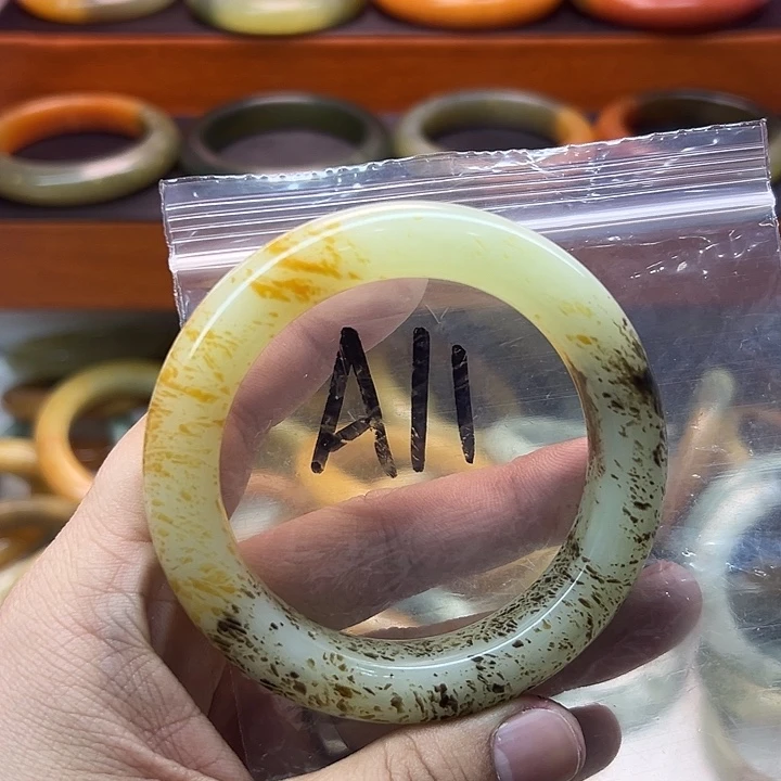 布***丁蛇纹石玉未镶嵌手镯