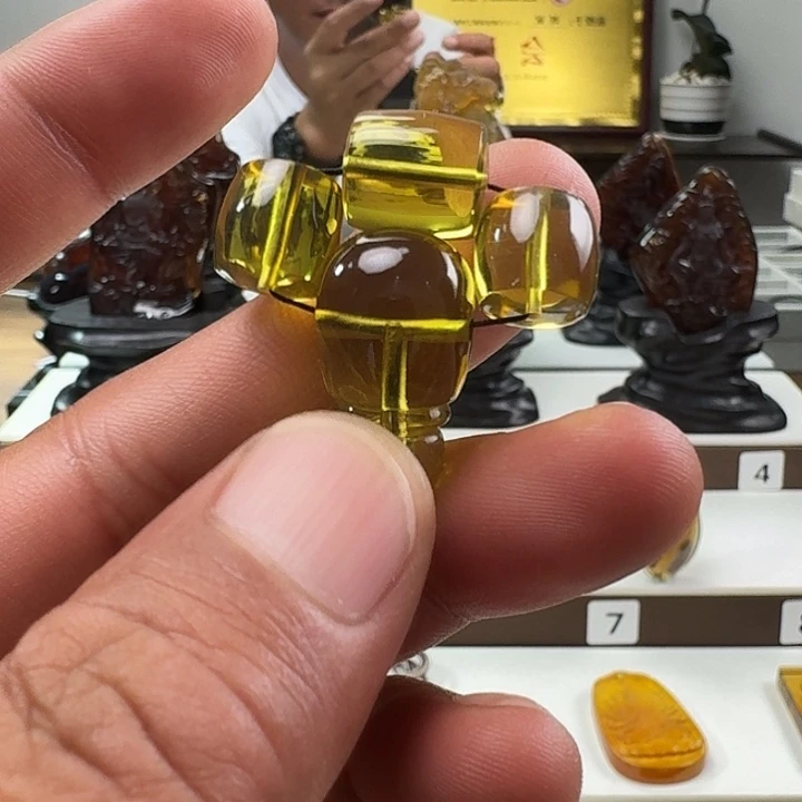 叶***堆未镶嵌颈饰琥珀三通
