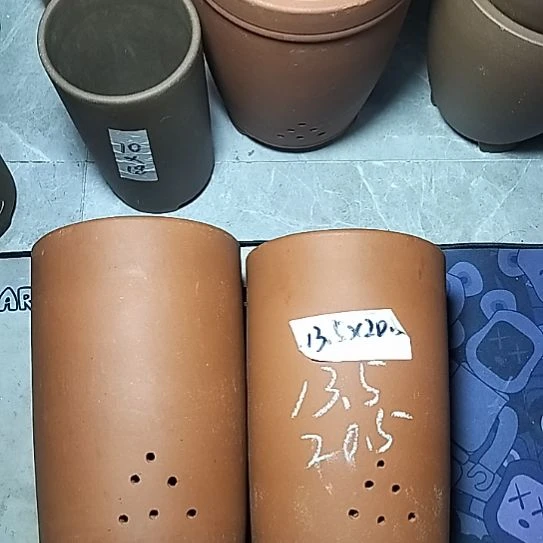 红泥大笔筒两个花盆