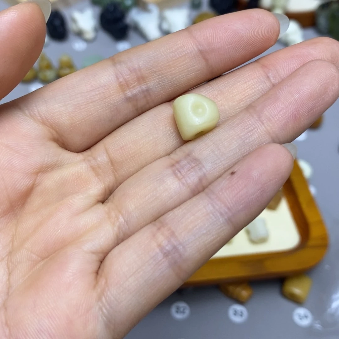 蛇纹石玉配饰合金沐*?