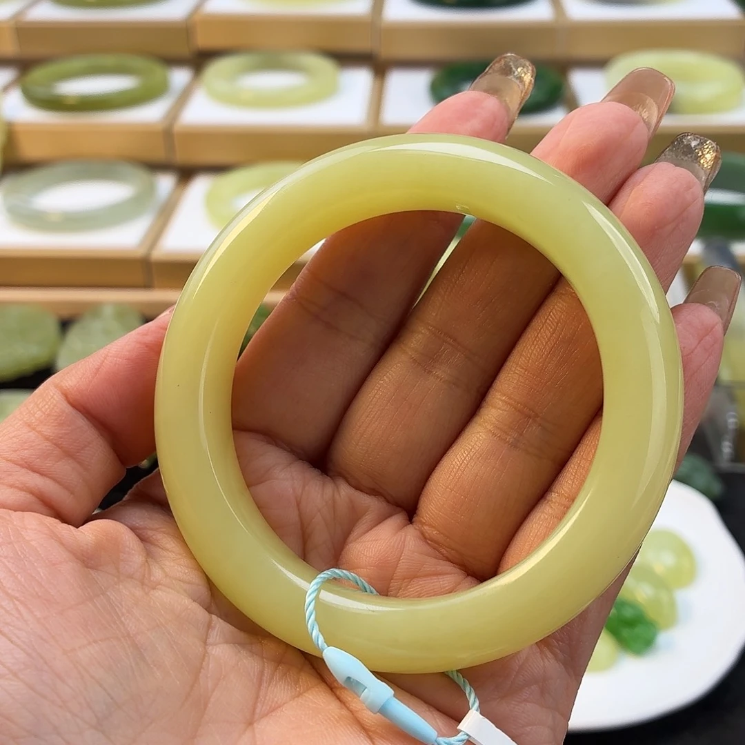 泷***三和田玉未镶嵌手镯若羌鸡油黄手镯