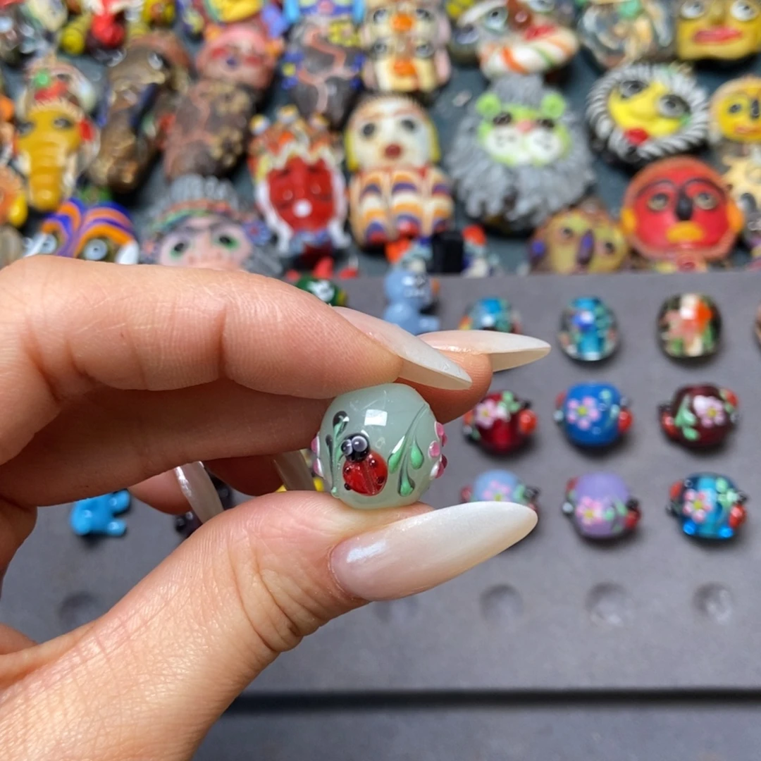 琉璃颈饰瓢虫珠子