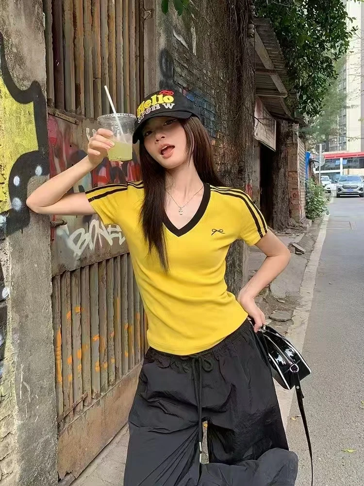 百搭短款短袖V领少女风条纹烫印小众印花T恤修身时尚