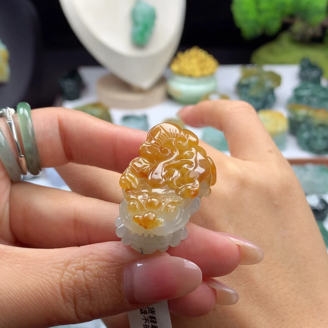 翡翠未镶嵌颈饰A19 含珠黄金甲貔貅