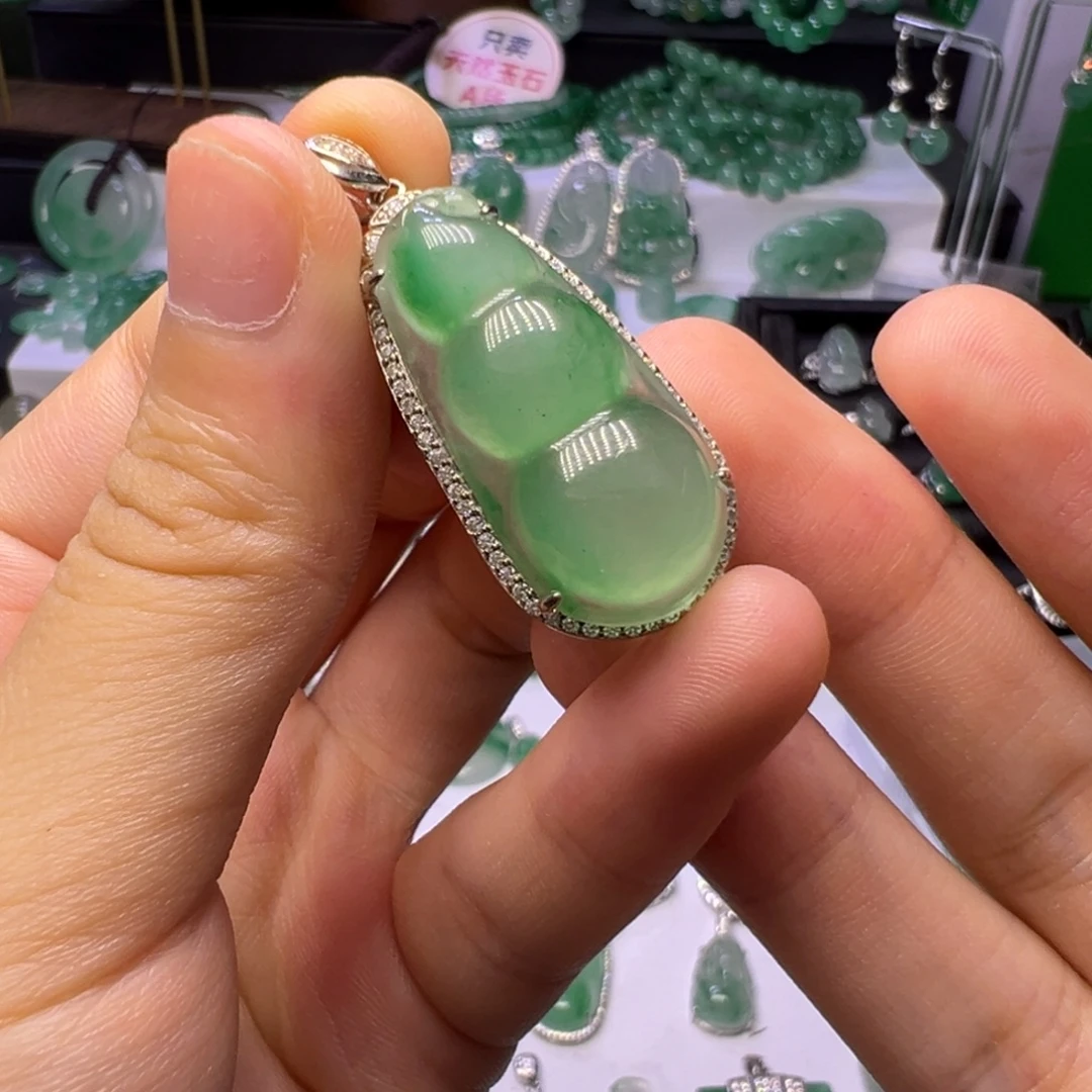 石英质玉(非洲翠)未镶嵌颈饰