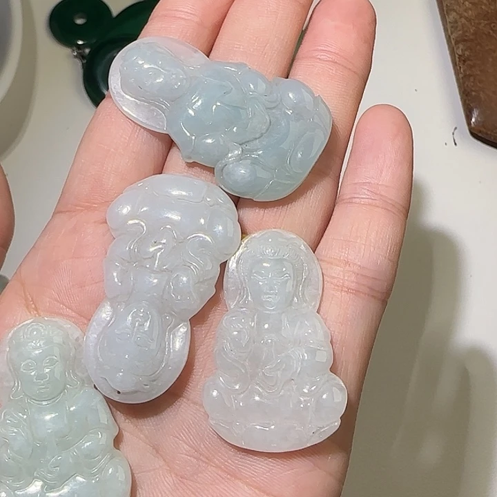 鲸***说翡翠未镶嵌颈饰翡翠