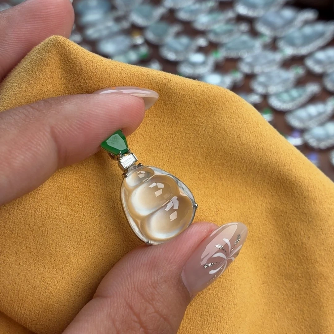 翡翠18K金镶嵌颈饰豆子