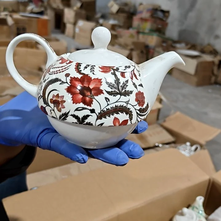 瓷片盘子碗茶壶啥都有