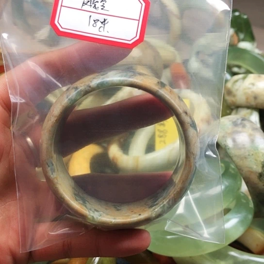 蛇纹石玉手镯未镶嵌风*?