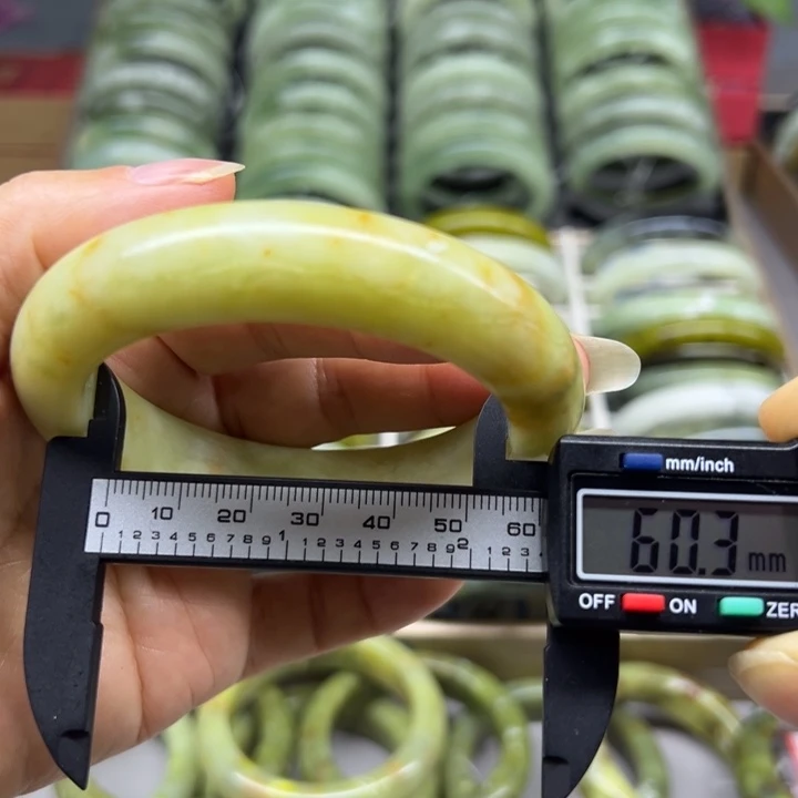 蛇纹石玉未镶嵌手镯68