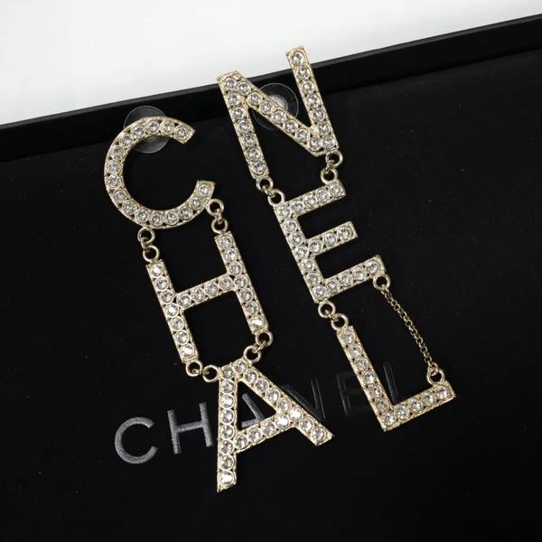 Chanel 沙滩系列闪钻字母耳钉