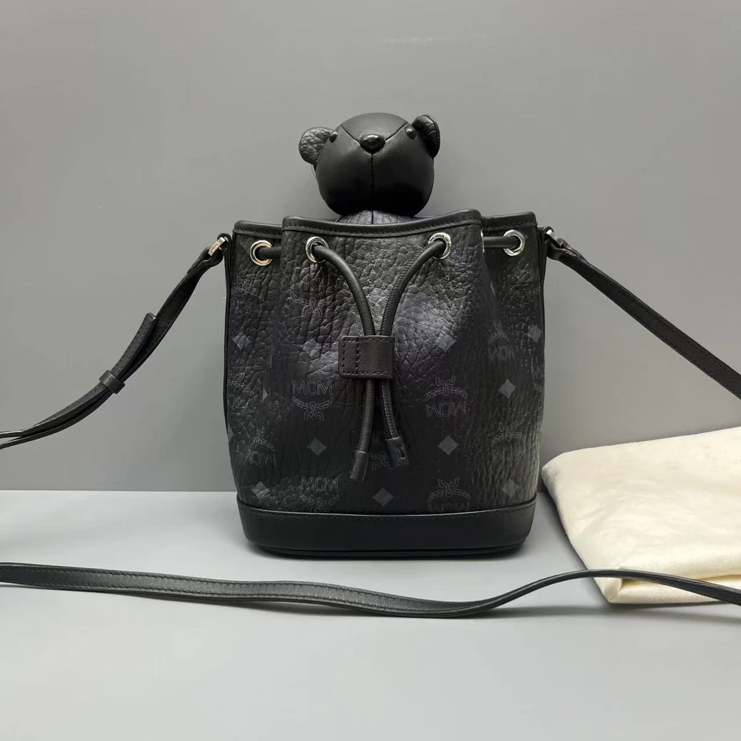 95新 MCM 黑色印花动物园系列水桶包 尺寸17*20 SV14207