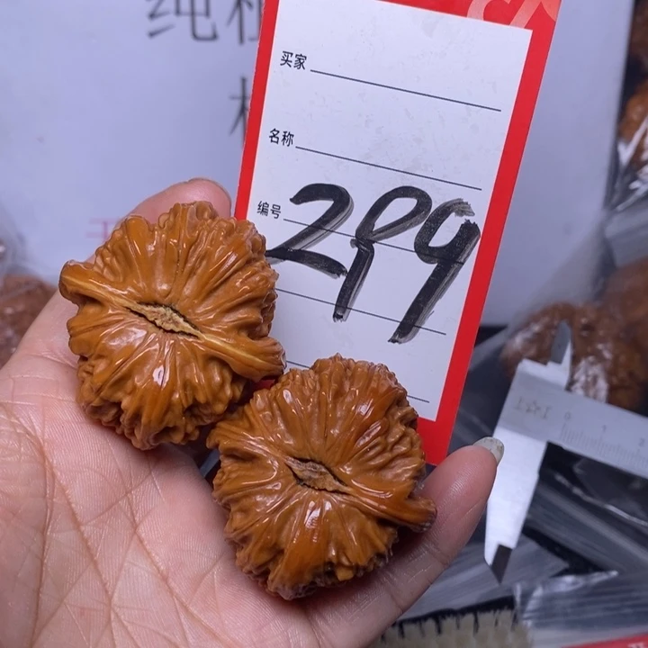 文玩核桃把件299。42白狮子色差