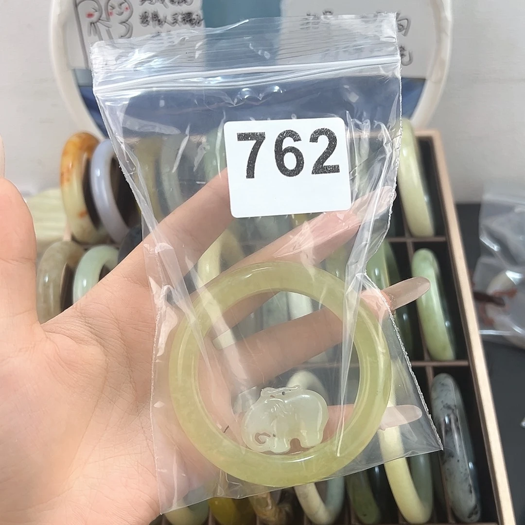 a***吧未镶嵌蛇纹石玉颈饰
