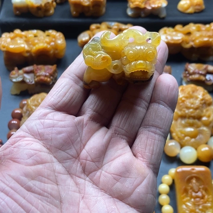 石英质玉（黄龙玉）未镶嵌颈饰