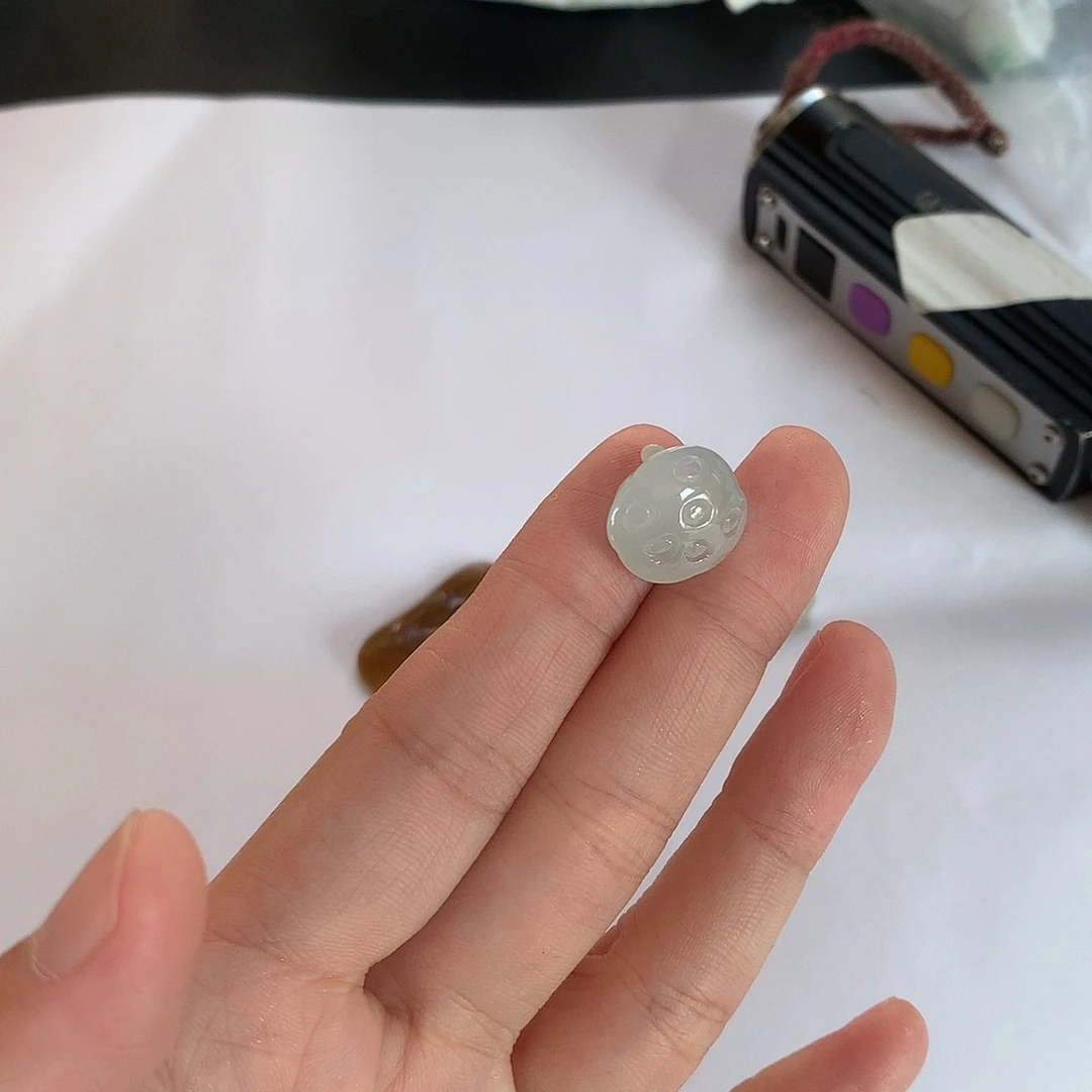 翡翠未镶嵌颈饰莲蓬