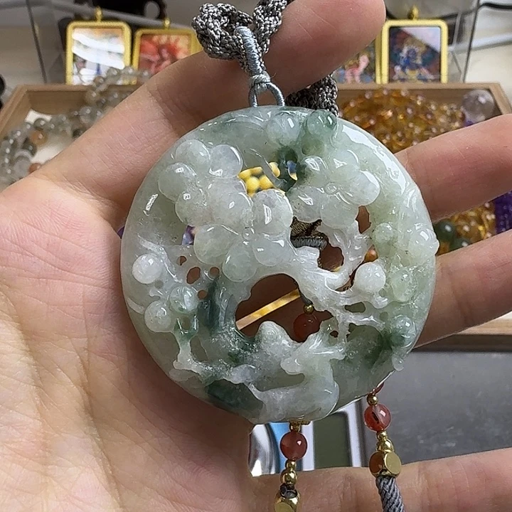 翡翠未镶嵌颈饰矿坑