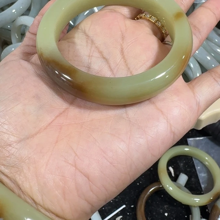 和田玉（糖玉）未镶嵌手镯