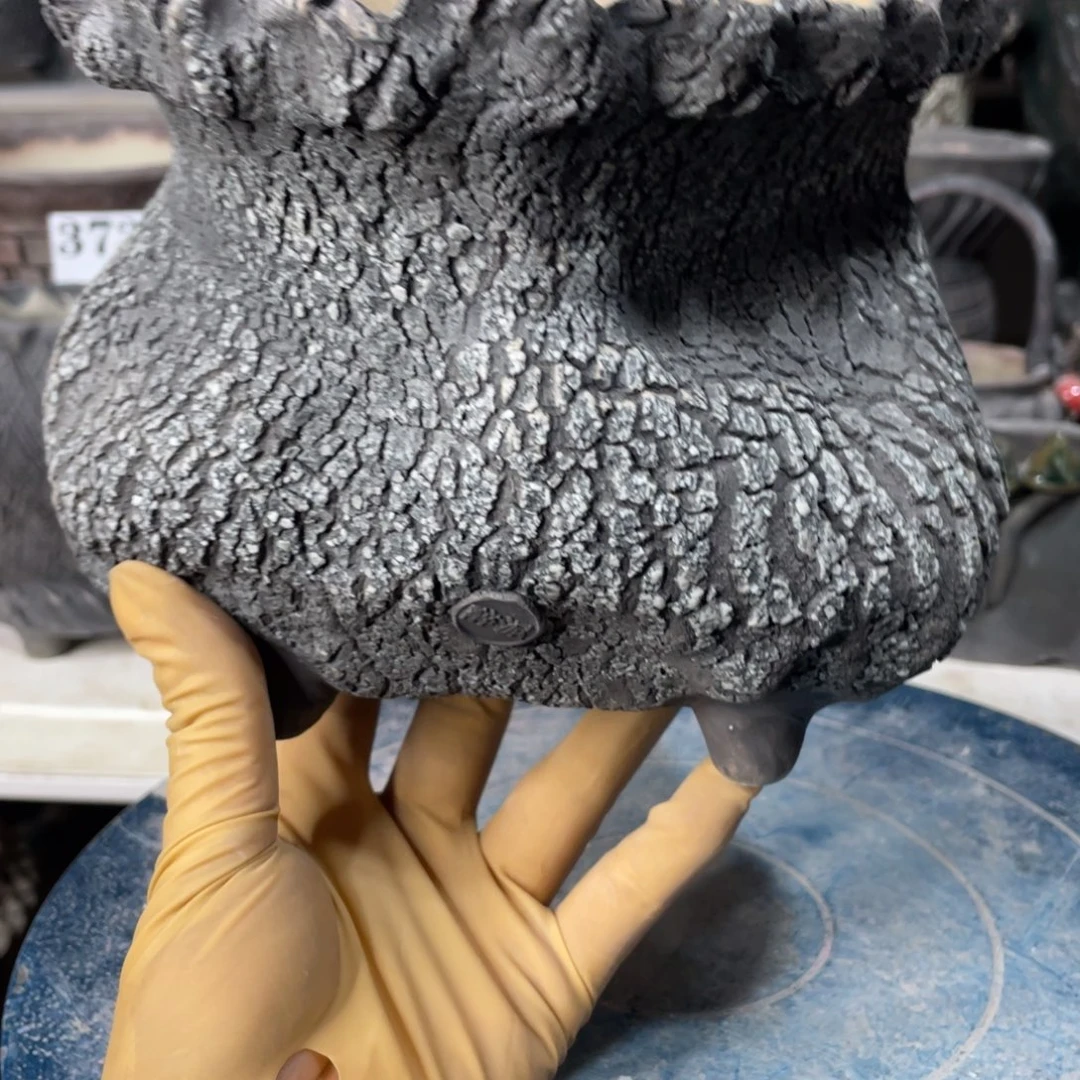 红陶微瑕的脸上有一丝的