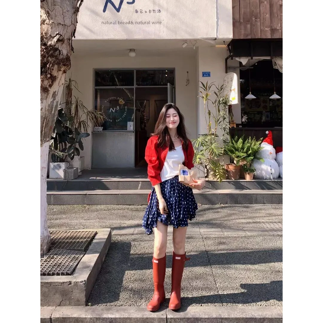 红色气质领衬衫女春季2025新款白色简约T恤碎花裙三件套装