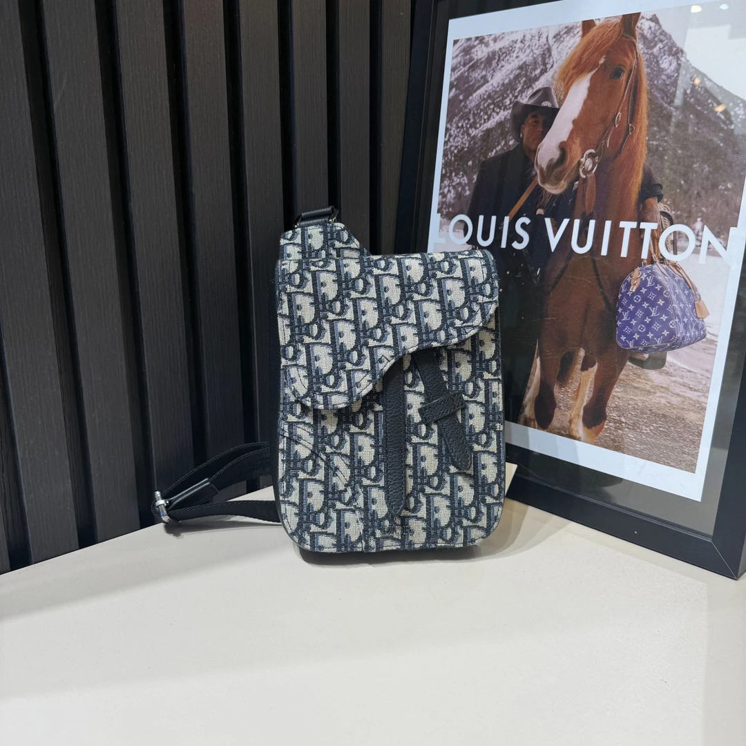 95新 LouisVuitton/路易威登 98新14490472蓝色银扣竖版马鞍腰包