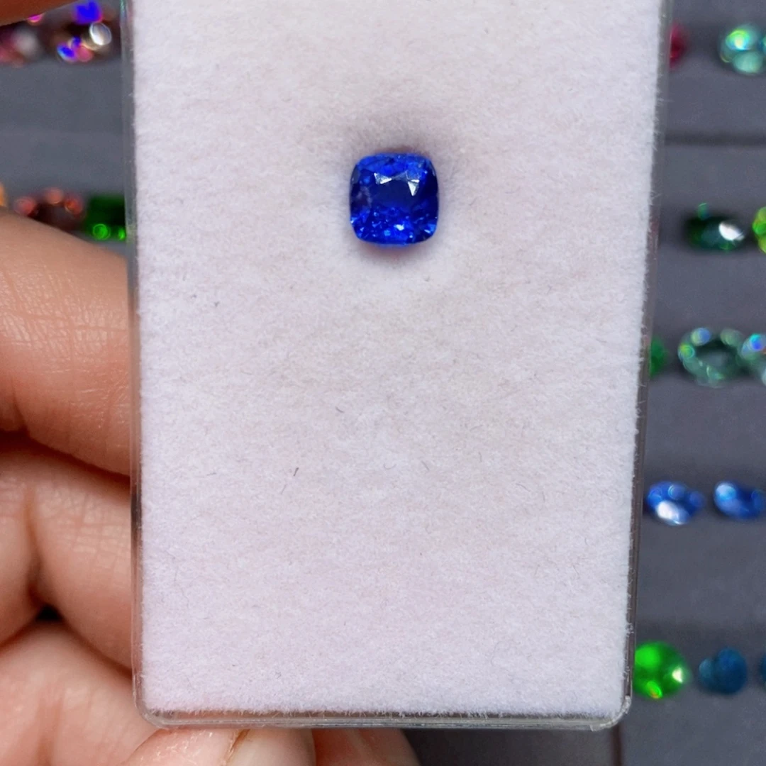 蓝宝石裸石皇家蓝蓝宝石带有吉尔德证书
