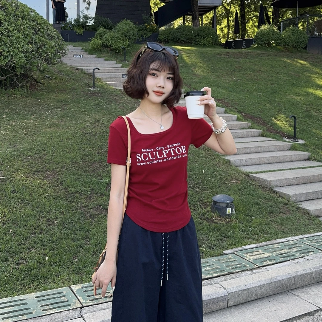 玳妮【一根带】夏季 方领字母印花弹力短袖上衣捏褶掐腰休闲透气T恤