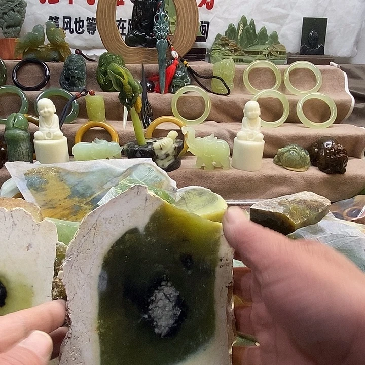 渡***河蛇纹石玉未镶嵌摆件