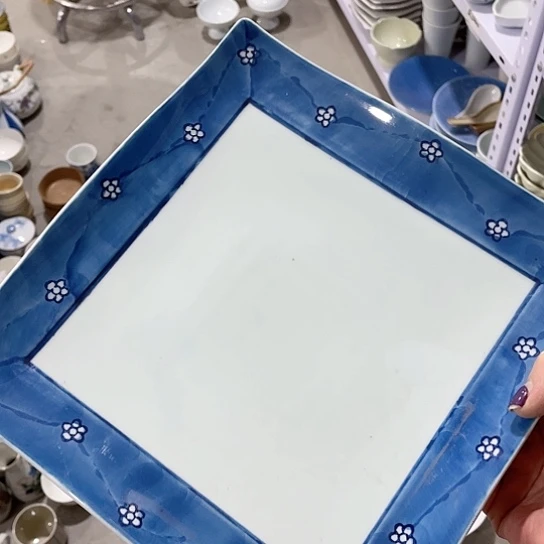 阿**吖瓷器和器皿为重点组成元素