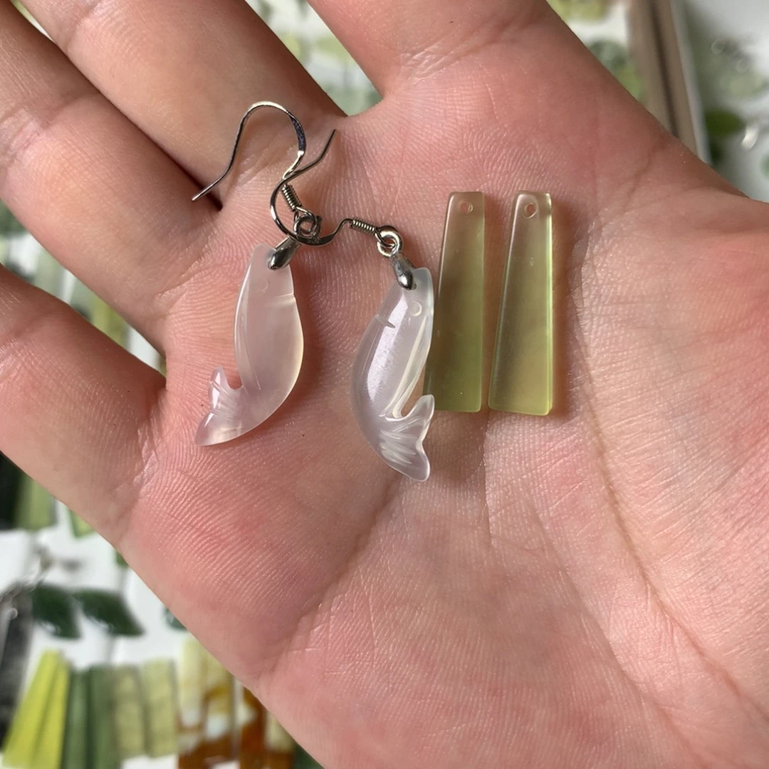 军***浩蛇纹石玉未镶嵌耳环