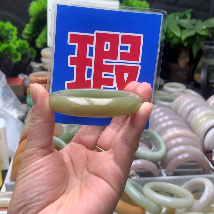 @****石英质玉（佘太翠）未镶嵌手镯