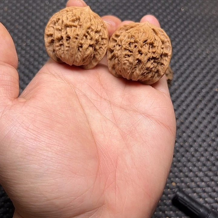 文玩核桃吊坠盘龙