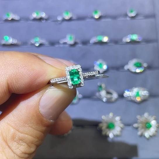 18K金镶嵌戒指祖母绿潘杰希尔0.4ct